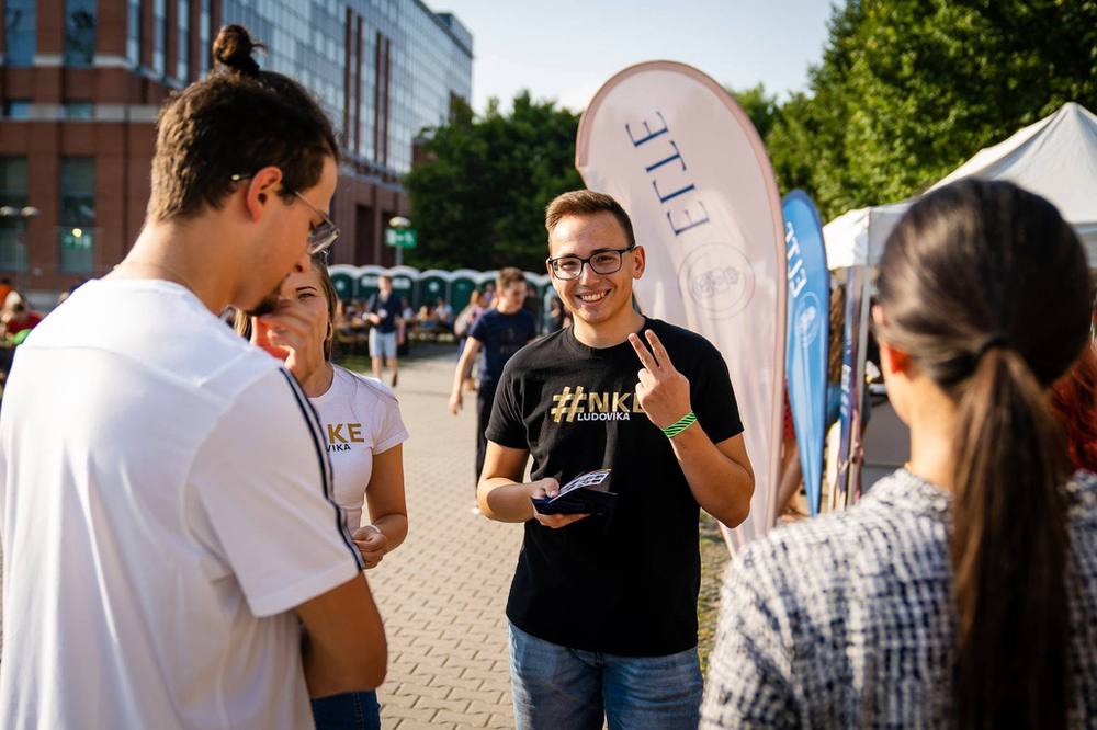 Felvételizők a kitelepülési standon