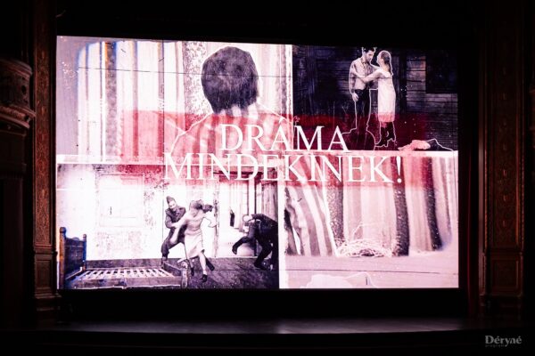 Vetítés a Dráma mindenkinek! film bemutatóján, a mozivásznon a film címével