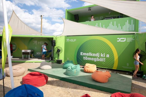 A HSUP install „Emelkedj ki a tömegből!” felirattal és pihenőrésszel az EFOTT 2022-n