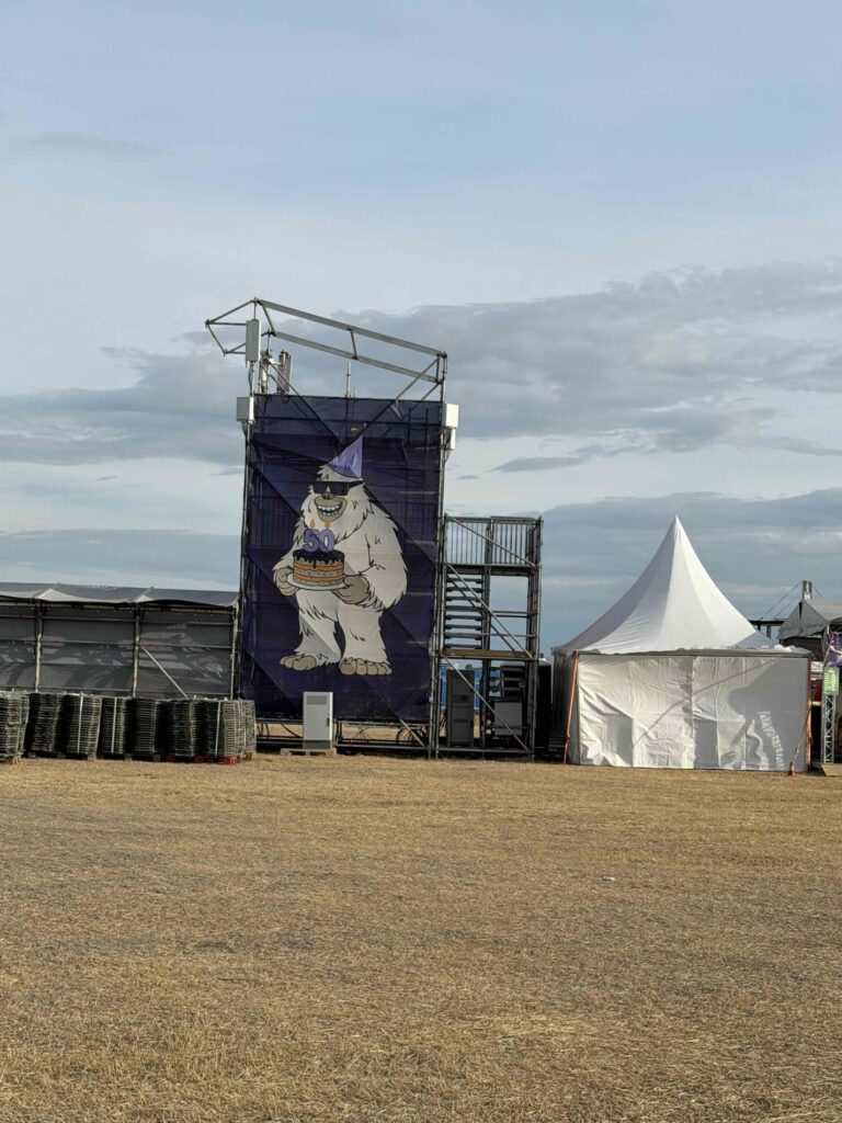 EFOTT 2026 – a Yeti a jubileumi tortával, nagyméretű molinón a fesztiválterületen