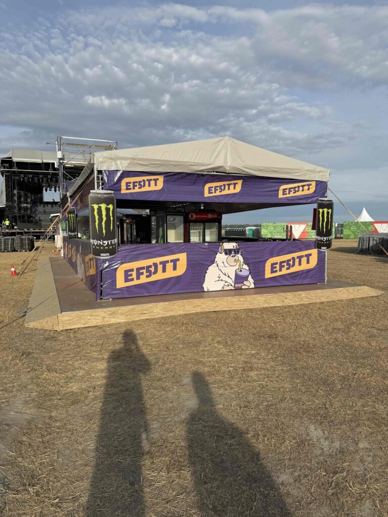 EFOTT 2026 – Monster Energy bár az EFOTT arculatában, a nagyszínpad mellett