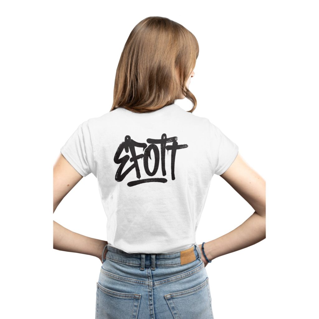 EFOTT50 kollekció – graffitis EFOTT felirat fehér pólón, hátoldalon