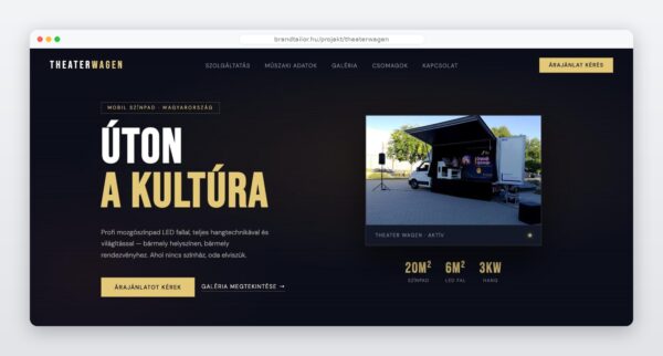 A Theaterwagen weboldalának nyitóképernyője „Úton a kultúra” címmel